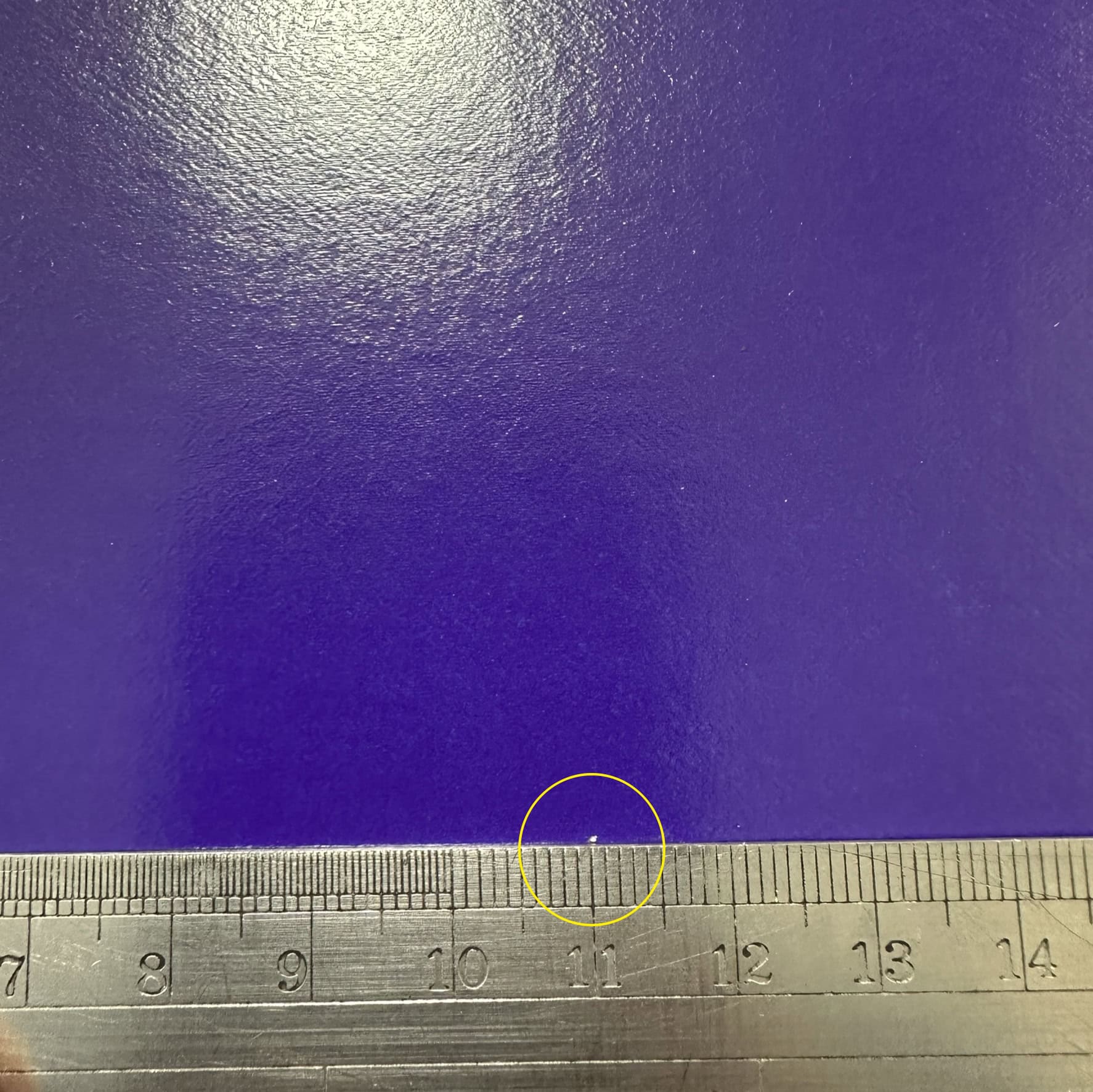 彩盒紙盒表面微小白點或白圈的特寫照片.